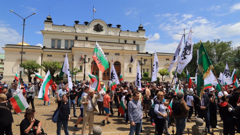 "Възраждане" и "Левицата" на протест срещу правителството в София