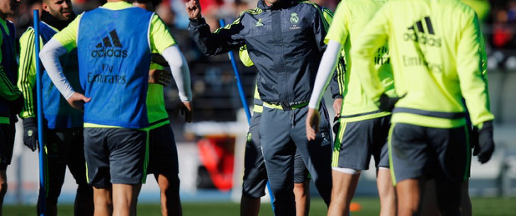 2. Идол, който знае как да се превърне в лидер
Зидан не си усложнява живота. Знае как да създаде приятна атмосфера в съблекалнята. Всичко, което е нужно, са няколко разговора на четири очи за легендата на клуба, за да се превърне в треньора, за когото играчите вече започнаха да се раздават напълно.