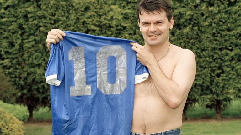 Пускат легендарната фланелка на Марадона от Божията ръка на търг