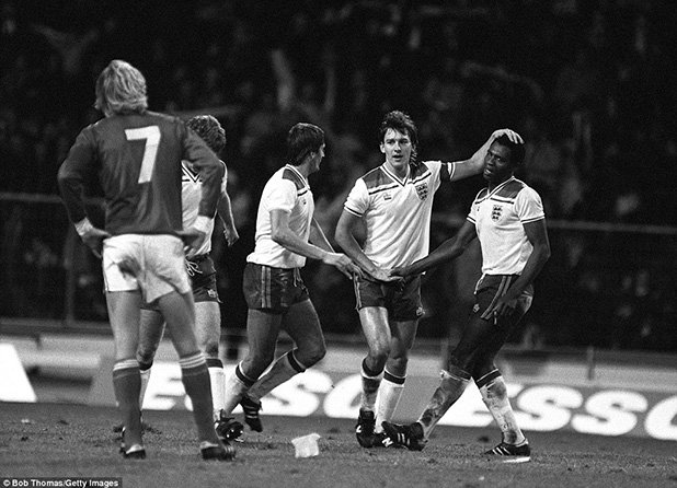 Лутър Блисет, който прави дебют за Англия, приема поздравления от Брайън Робсън и Гари Мабът, след като отбелязва първия от трите си гола на "Уембли" срещу Люксембург през 1982-а година. Още 6 различни играчи на домакините се разписаха за крайното 9:0