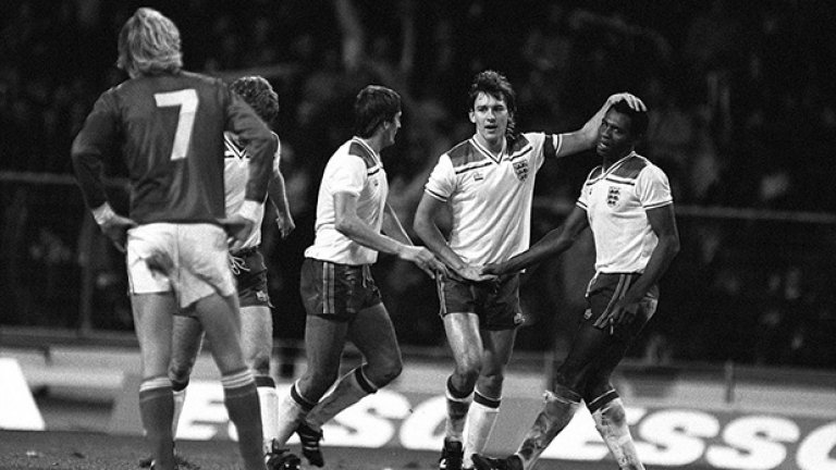 Лутър Блисет, който прави дебют за Англия, приема поздравления от Брайън Робсън и Гари Мабът, след като отбелязва първия от трите си гола на "Уембли" срещу Люксембург през 1982-а година. Още 6 различни играчи на домакините се разписаха за крайното 9:0