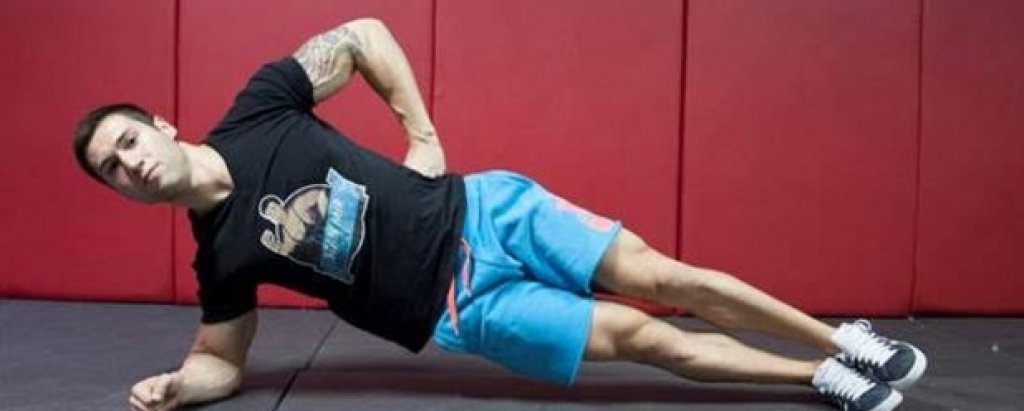 9. Странична опора / Дъска (Side Plank) 
Страничната дъска е лесно за изпълнение функционално упражнение, което може да ви помогне да развиете базово ниво на сила и стабилност на косите коремни мускули. 
Начин на изпълнение:  Легнете настрани на пода като опрете лакът така, че да запазите отвесна линия в направление рамо-лакът или рамо-китка. Кръстосайте глезени така, че долният ви крак да е леко изнесен напред, а горният - леко назад. Повдигнете таза, стремейки се да направите прав диагонал между рамо, тазобедрена става, коляно, глезен. 
Стремете се към: 20-60 секунди на страна. 
Направете го по-трудно:  Упражнението не позволява добавяне на допълнително утежнение, но може да се комбинира с друго в супер серия, например планк. 
Направете го по-лесно: Най-лесният вариант е този, показан на снимкaтa.