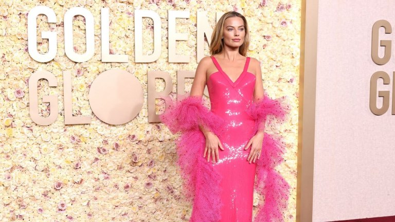 Марго Роби беше облечена в розова рокля на Armani. Тоалетът дублираше култова рокля на куклата Барби от 1977 г.