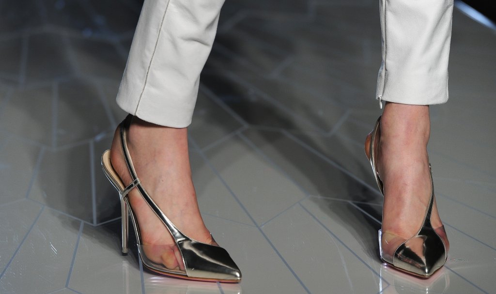 Да бъде сребро

Има нещо извънредно красиво в сребристия отблясък на алуминиевото фолио, което е вдъхновило дизайнерите за модата на лято 2023 г. Вече видяхме акцента при роклите, чантите и панталоните, сега е време да се убедим, че стои добре и върху обувките. 

Сребристите обувки, имитиращи разтопения метал, ще са сред най-ефектните начини да завършите тоалета си, независимо дали избирате модел на равна подметка или с висок ток.