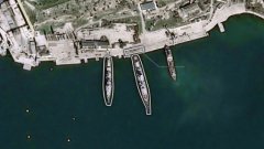 Два военни кораба, оборудвани с управляеми ракети, заемат позиции в северната страна на пристанището в Севастопол