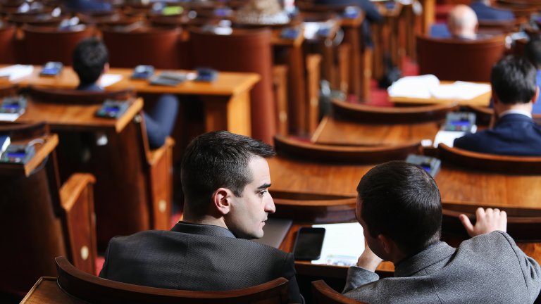 Денят премина в напрегнати дискусии, в които народните представители си разменяха нецензурни думи от трибуната