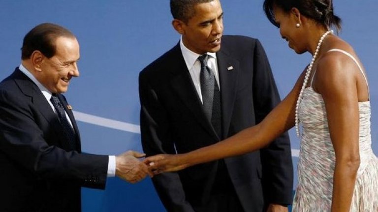 Берлускони и слънчевият тен
Когато става дума за политически грешки в протокола, няма как да не стигнем до Силвио Берлускони. Той е известен с голямата си уста, но когато отправя определението „с добър слънчев загар“ по отношение на президента Обама, доста усти не могат да се затворят от изумление. 
Берлускони прави тази грешка дори два пъти, вторият път по отношение на Мишел Обама, когато при поредно свое словоизлияние в Милано, казва пред медиите: „Няма да повярвате, но те (Барак и Мишел Обама, бел.авт.) ходят да се пекат на плажа заедно – жена му също със слънчев загар!“ 
Самият Барак Обама отвърна на „удара“ подобаващо – на срещата на Г 20, Берлускони беше единственият световен лидер, когото Обама поздрави само с ръкостискане, вместо с прегръдка и целувка.