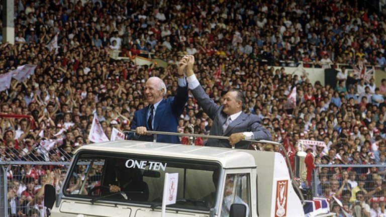 Враждата между двата клуба е толкова голяма, че нямат възможност да проумеят колко прилики имат помежду си. На тази невероятна снимка легендарните бивши мениджъри на Юнайтед и Ливърпул Сър Мат Бъзби и Боб Пейсли правят обиколка на "Уембли" преди финала за Чарити шийлд през 1983-а