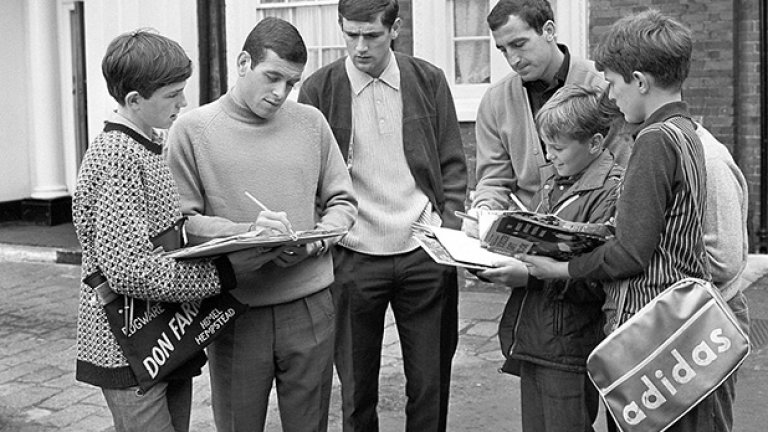 Трима от английските национали на историческото световно през 1966 г. раздават автографи пред хотела на отбора в Хендън. Вляво е Йън Калахън (Ливърпул), в средата - Норман Хънтър (Лийдс), а вдясно - Джери Бърн (Ливърпул).