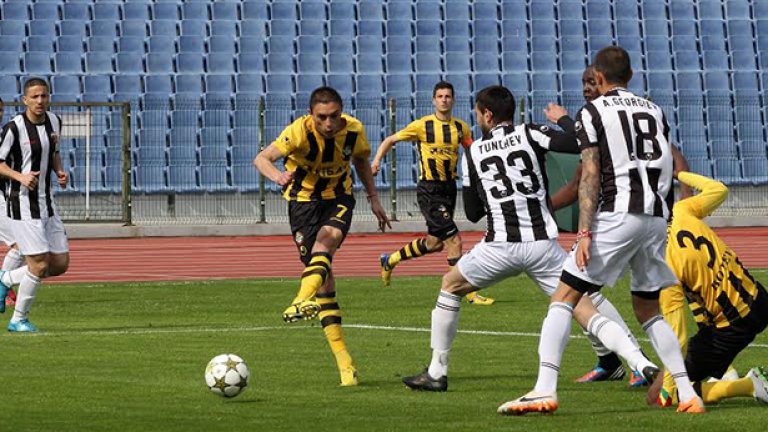 Двата пловдивски отбора са в критично състояние с финансите - Ботев след краха на КТБ, а Локо - от години насам със спорни босове като Коко Динев.