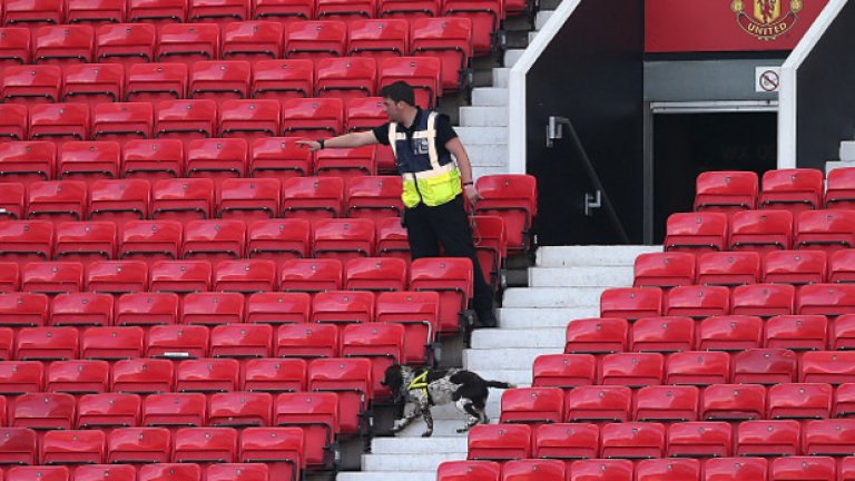 Забравен „фалшив телефон“ от антитерористично учение на стадиона евакуира феновете на „Олд Трафорд“