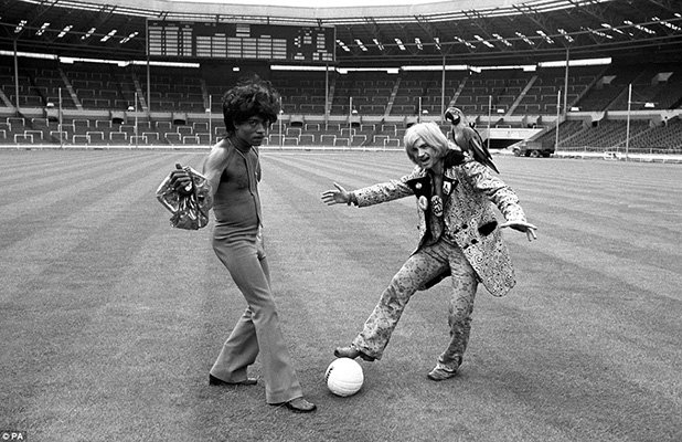 Това не са национали на Англия. Вляво е Литъл Ричард, а вдясно - Лорд Съч, двама от най-известните соул и рок изпълнители на 70-те години. Снимката е част от афиша на първия голям концерт, изнесен на стария "Уембли" през 1972 г. В шоуто участва още и Джери Лий Люис, а стадионът е претъпкан.
