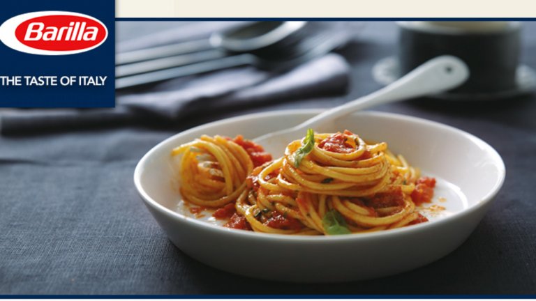 BarillaНе може да се говори за италиански марки и да няма спагети. А световен лидер в производството на паста безспорно е Barilla. Фирмата е основана през 1877 година в Парма от Пиетро Барила, оборотът за 2014 година е 3,25 милиарда евро. Barilla произвежда не само паста, но и бисквити, хляб и готови сосове. Едноименната фамилия управлява компанията в продължение на 140 години - до 2012-та. В различните страни рекламните слогани са различни - в САЩ това е "The choice of Italy", (Изборът на Италия), Франция - "Les pates preferees des Italiens" (Предпочитаната паста от италианците) и Италия - Dove c'e Barilla, c'e casa - (Вкъщи е там, където има Барила.)