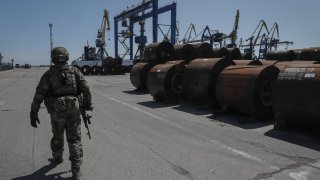 Десетки успяха да се спасят от обсадения завод в Мариупол