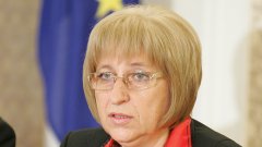 Председателката на парламента Цецка Цачева се оплете съвсем в случая с обнародваната без президентски указ скандална поправка