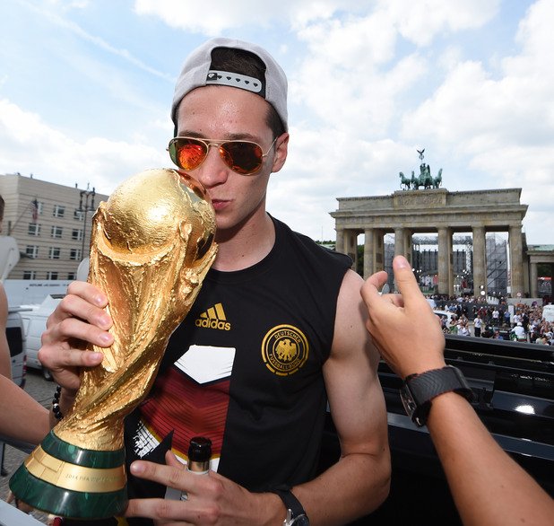 Джулиан Дракслер, 21 години, нападател.
Той вече е световен шампион, беше в състава преди година в Бразилия. Германската супернадежда в атака има 15 мача за Бундестима въпреки крехката си възраст. Шалке му даде дебют на 17, както в Германия става все по-честа практика.