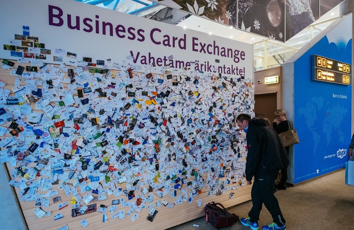 Бизнес по естонски - стената с визитки на летището в Талин