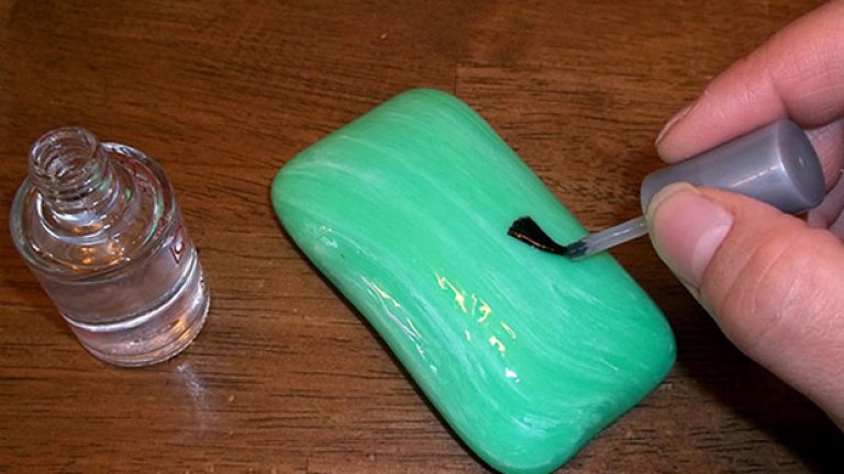 Полирайте сапун с лак за нокти и пробвайте да си измиете ръцете