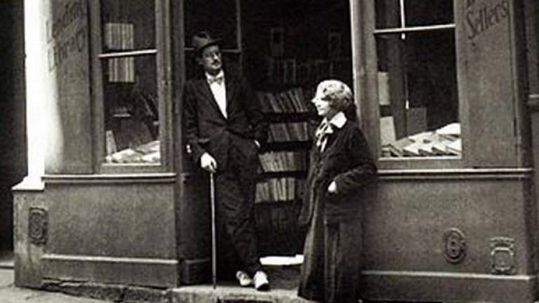 Джеймс Джойс и Силвия Бийч пред книжарница "Шекспир и Сие"