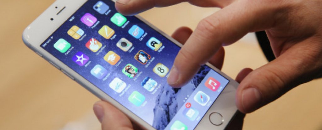 13. iPhone 6 и 6 Plus
Само за 1,5 г. от премиерата си през 2014 г. двата флагмана на Apple с 4,7 и 5,5-инчови екрани се продадоха в повече от 100 млн. бройки.