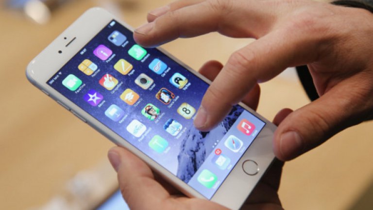 13. iPhone 6 и 6 Plus
Само за 1,5 г. от премиерата си през 2014 г. двата флагмана на Apple с 4,7 и 5,5-инчови екрани се продадоха в повече от 100 млн. бройки.