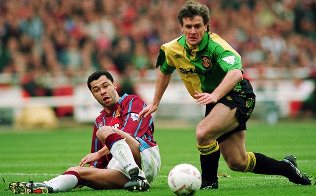 1992/93 и 1993/94 Третият екип Излишно е да коментираме. Въпреки че екипите бяха направени с намигване към оригиналните цветове на Нютън Хийт, Юнайтед просто не е създаден да изглежда добре в жълто и зелено.