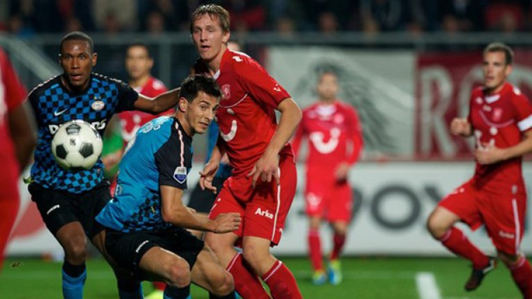 ПСВ и Твенте са два от кандидатите за титла в холандската Ередивизи, а Станислав Манолев (на снимката) ще излезе срещу вратаря Николай Михайлов в това българско дерби