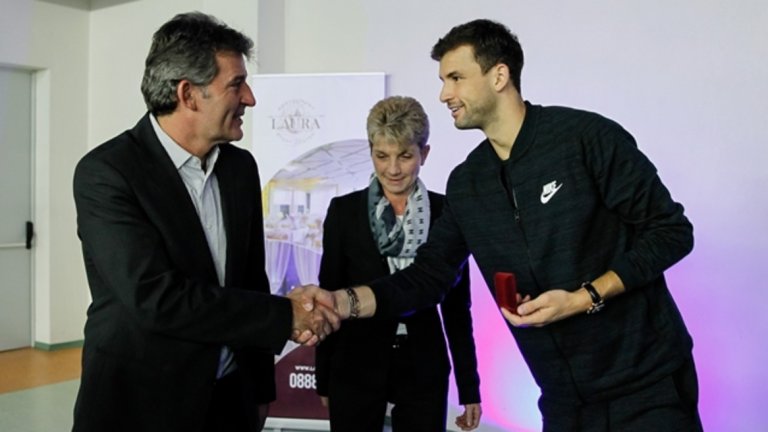На церемонията присъстваха съветникът на министър Дашева Емил Костадинов и личният мениджър на тенисиста Георги Стоименов.

