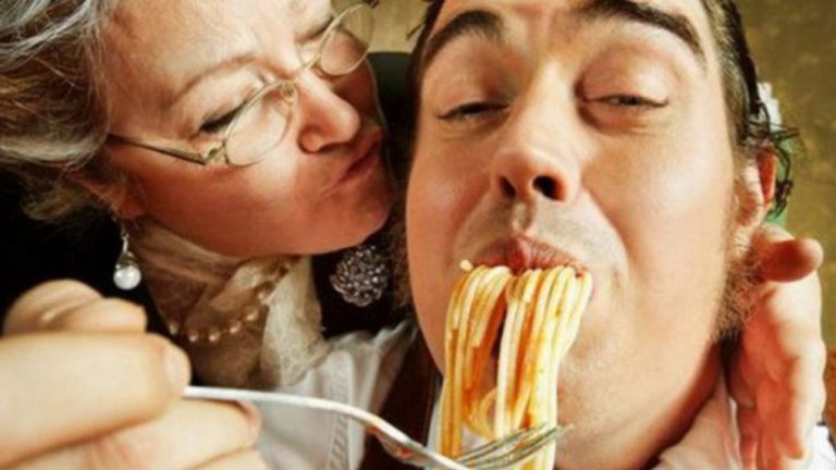 Майка си 
Колкото и парадоксално да звучи италианците, особено мъжете, са болезнено привързани към майките си. Неслучайно ги наричат мамони. Те обичат мама, слушат я, тя готви най-добре и живеят с нея възможно най-дълго