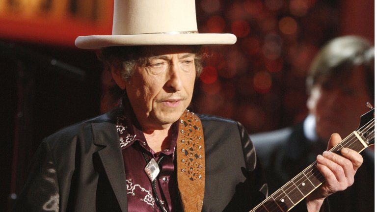  10.Боб Дилън – 130 млн. долара 
80-годишната легенда също продаде правата за записите си, включително бъдещи, на Sony. Сделката е за 150 млн. долара. Преди две години той продаде и авторските права за целия си каталог на Universal за 400 млн. долара.