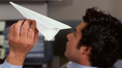 Вместо да пуска хартиени самолетчета или да пуши по цигара, служителят ще може да се разтовари във фитнес - ако работодателят го направи