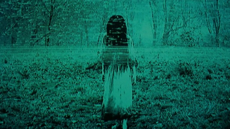 Самара, "Предизвестена смърт" 
Изключително страшният филм "Предизвестена смърт" или The Ring е американска адаптация на японския хорър Ringu с абсолютно същия сюжет, но много по-жестоки и кървави хорър сцени. Там малката зла Самара се нарича Садако и повярвайте ни, не искате да срещате нито една от двете в нито един час на денонощието. 
Коя е Самара? Тя е гневен дух на малко изтезавано от родителите си момиче, затворено в мръсен кладенец, което се е вселило в прокълната видеокасета. Щом човек я гледа, Самара го намира и го убива жестоко. Лицата на умрелите след сблъсъка си със Самара са гледка, която малко зрители могат да забравят, както и уникалната й поява, в която тя просто излиза от телевизора, лазейки като огромен черен паяк, за да ви убие. 
Самара притежава и уникален външен вид, който човек рядко може да сбърка - тя има мръсна катранено черна коса, която крие ужасяващото й лице, а отдолу е в бяла мърлява нощница. Към това се добавя бледата й кожа и тялото й, което може да заема какви ли не пози.