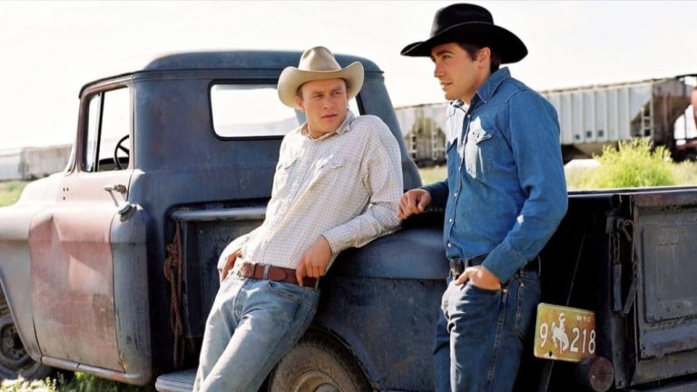 8. “Планината Броукбек”
Енис и Джак са двама родео каубои, които се срещат през лятото на 1963 г. Наети са да пазят стадо овце във величествената планина Броукбек. Първоначално и двамата са твърде стеснителни, но с течение на времето се сприятеляват и между тях пламват изключително дълбоки чувства.