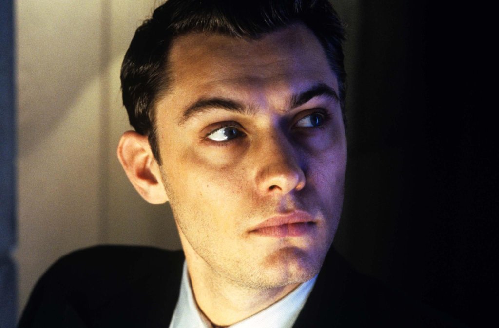 5. "Gattaca" (1997) 
Може би вдъхновен от овцата Доли, която направи фурор през 1996, Джеръм Мъроу (Джъд), плувеца инвалид, "дава назаем" перфектното си ДНК на Винсънт Фриймън, за да може Винсънт да стане космонавт. 