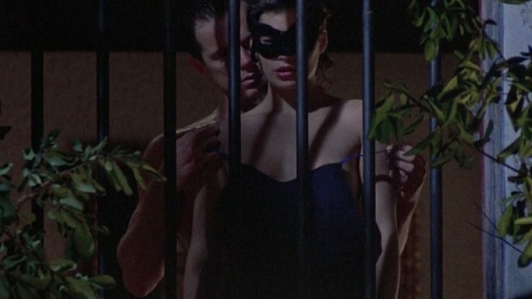 Wild Orchid (1989)
Още едно заглавие с Мики Рурк. Филмът е изпълнен със сексуални сцени. Историята е за млада жена без опит, която се впуска в сексуална връзка с по-възрастен милионер (звучи ли ви познато?). Филмът не блести с особени диалози и сюжет, но еротичните сцени… О, еротичните сцени…