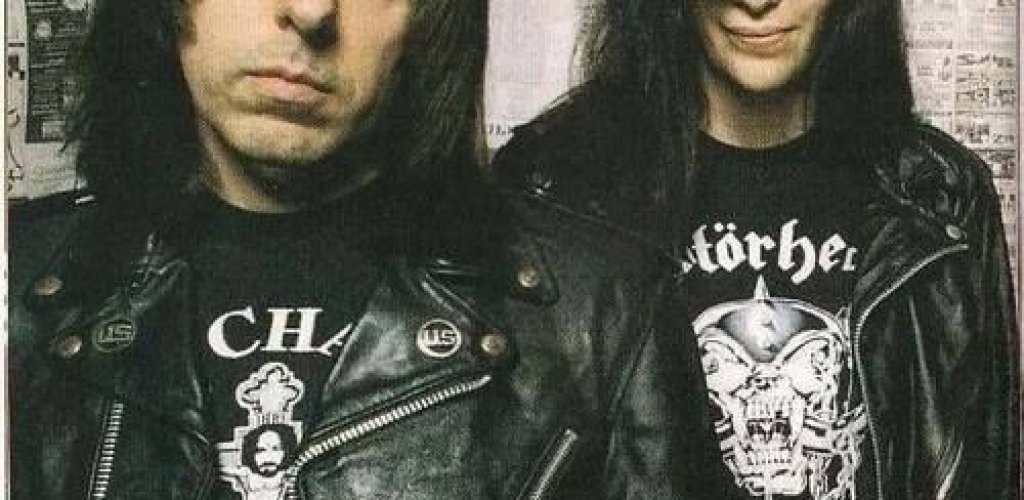 Джоуи Рамоун и Джони Рамоун
Достатъчно е, че човек свири, композира, пътува, яде и понякога живее с останалите от неговата банда. Поводите за конфликт могат да бъдат безброй. Още по-голямо предизвикателство е, когато се появи жена между двама музиканти. При пънкарите от The Ramones това се случило, когато китаристът Джони откраднал приятелката на певеца Джоуи.
Джоуи (с истинско име Джефри Хаймън) първи започнал да излиза с Линда, но макар че не е ясно кога Джони (Джон Къмингс) се е намесил между тях, в крайна сметка тя се омъжила именно за китариста и двамата останали заедно до смъртта му. Естествено, Джоуи бил бесен от случилото се. Двамата музиканти продължили да свирят заедно по турнетата на групата, но прекъснали отношенията си и дори не си говорели. Джони въобще не се обадил на Джоуи, когато вокалистът бил на смъртното си легло и вече губел битката с рака.