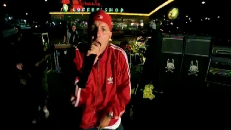 Limp Bizkit - Take a Look Around ("Мисията невъзможна 2")
Вярно, че и в предишната класация имаше малко Limp Bizkit, но признаваме, слабост ни е. Парчето е опит да се осъвремени темата на филма с Том Круз. Резултатът е повече от ударен.