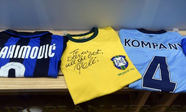 Три от екипите, за които още няма място на стената - Златан Ибрахимович с Интер, Венсан Компани от Сити и личният подарък от Пеле - екип на Бразилия от 1970 г. с негов подпис и посвещение за Джерард.