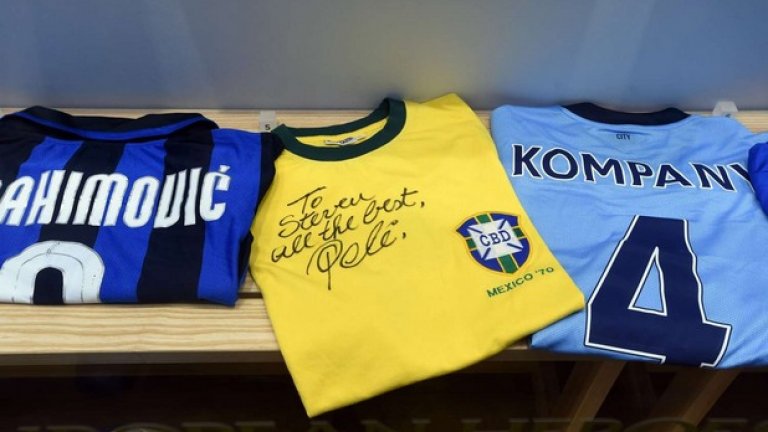 Три от екипите, за които още няма място на стената - Златан Ибрахимович с Интер, Венсан Компани от Сити и личният подарък от Пеле - екип на Бразилия от 1970 г. с негов подпис и посвещение за Джерард.