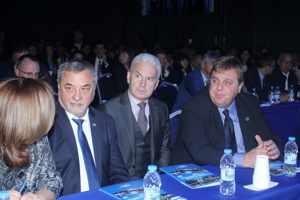 Коалиционните партньори Валери Симеонов, Волен Сидеров и Красимир Каракачанов също са на конгреса
