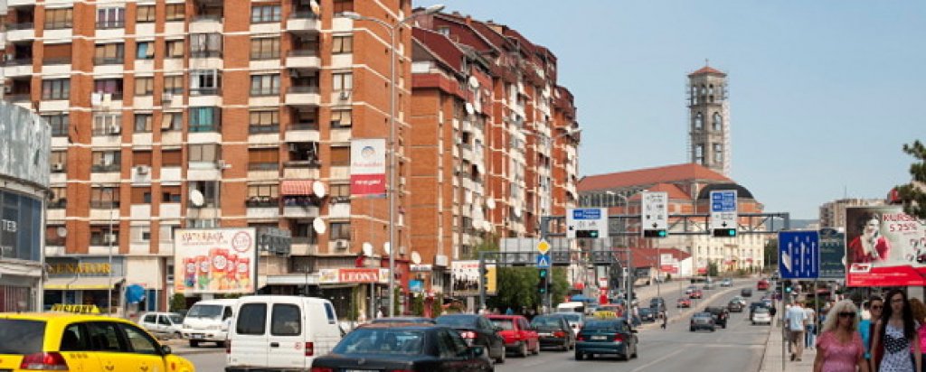 В последото парче от Югославия и най-нова държава на Балканите - Косово, където 95% са етнически албанци, има сериозен проблем с радикализацията на мюсюлманските общности.
На снимката: Автомобили се движат по булевард "Бил Клинтън" в Прищина