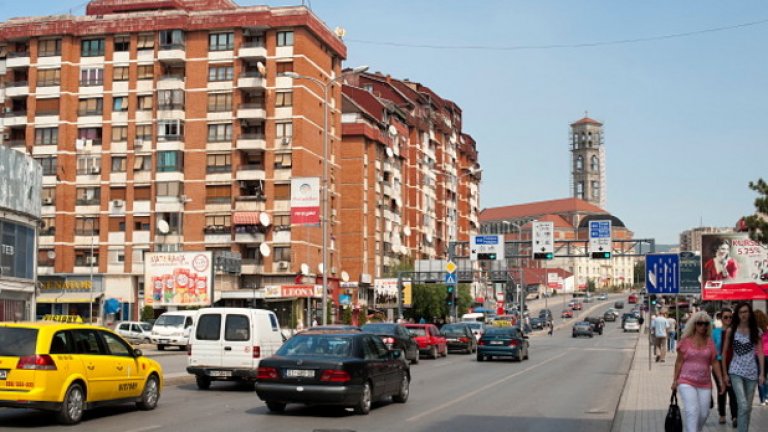 В последото парче от Югославия и най-нова държава на Балканите - Косово, където 95% са етнически албанци, има сериозен проблем с радикализацията на мюсюлманските общности.

На снимката: Автомобили се движат по булевард "Бил Клинтън" в Прищина