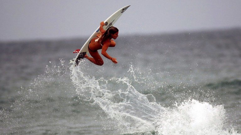 Сърфинг
В днешно време сърфингът губи популярност, колкото и странно да ви звучи. Все пак, жени във водата, които се борят с вятъра, съвременният свят не може да си позволи да загуби нещо подобно. А как да се върне интереса към спорта? Ако сърфистките са голи. Почти гениално.