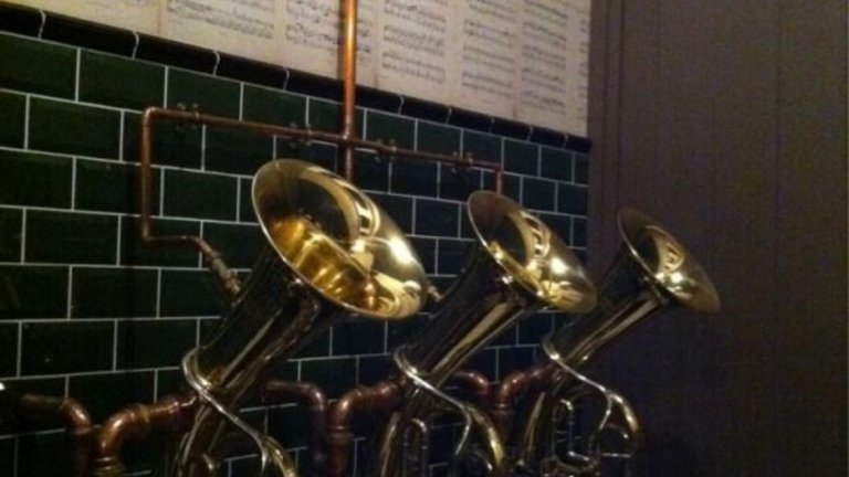 Това са тематичните тоалетни в пъба на хотел на име Bell Inn. в Тайсхъртс, Великобритания. Да, това са три музикални инструмента - туби, превърнати в писоари.