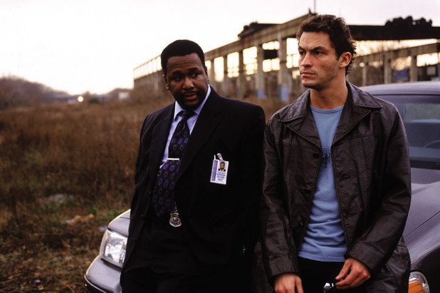 7. The Wire / "Наркомрежа" (2002 – 2008; IMDB рейтинг: 9,3)
Сериалът, който показва един откровен поглед върху престъпността, гетата, наркотиците, ролята на образователната система, медиите и неминуемо - върху полицията и как тя се справя с целия хаос. The Wire беше хит, много преди да се появят големите хитове. Всеки сезон на шоуто разглежда различен аспект от живота в Балтимор. Така например първият сезон е съсредоточен изцяло върху уличната престъпност, вторият върху животa в пристанището на града, третият върху политическия живот, четвъртият върху образователната система, а петият - върху медиите. Всеки сезон има свои неповторими герои, но сериалът основно разглежда живота на главните си протагонисти, по-голямата част от които са част от полицейския участък в града.