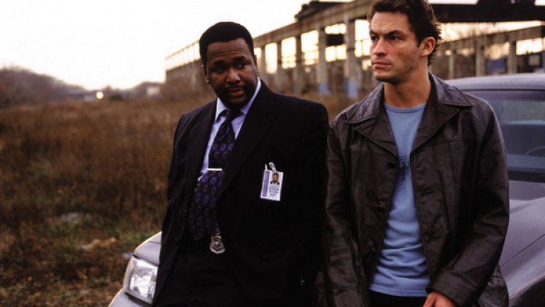 7. The Wire / "Наркомрежа" (2002 – 2008; IMDB рейтинг: 9,3)
Сериалът, който показва един откровен поглед върху престъпността, гетата, наркотиците, ролята на образователната система, медиите и неминуемо - върху полицията и как тя се справя с целия хаос. The Wire беше хит, много преди да се появят големите хитове. Всеки сезон на шоуто разглежда различен аспект от живота в Балтимор. Така например първият сезон е съсредоточен изцяло върху уличната престъпност, вторият върху животa в пристанището на града, третият върху политическия живот, четвъртият върху образователната система, а петият - върху медиите. Всеки сезон има свои неповторими герои, но сериалът основно разглежда живота на главните си протагонисти, по-голямата част от които са част от полицейския участък в града.