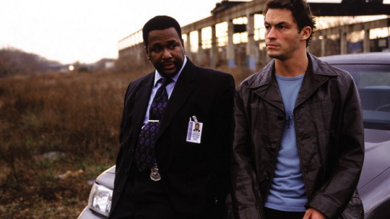 „The Wire”/ „Наркомрежа” 
Сериалът представлява детайлно разглеждане на организираната престъпност въвлечена в търговията с наркотици, опитите на полицията и държавата да се справи с проблема, хората имащи ежедневен досег с търговията на дрога и животът на населението в бедните квартали. Сериалът е определян от критиката и от феновете като един от най-добрите, създавани някога.  Действието се развива в Балтимор. Любопитен детайл е, че всеки епизод започва с кавър на песента на Том Уейтс - Way Down in the Hole, но във всеки от петте сезона сезон кавърът е изпълнен от различен изпълнител и звучи различно.