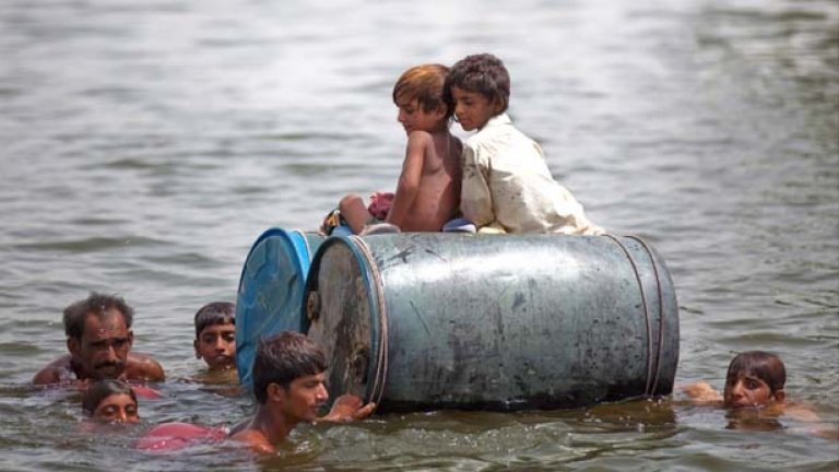 Огромните наводнения, довели до хуманитарно бедствие в Пакистан, бяха маркирани тук-там в новините...