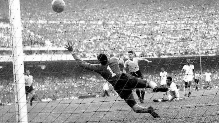 1950 г., Уругвай - БразилияАлсидес Гиджиа вкарва гол, който потапя в скръб цяла една нация.
Над 200 000 на "Маракана" са в пълен шок, има инфаркти и смърт още на стадиона.
Уругвай обръща Бразилия от 0:1 до 2:1 и печели световната купа, въпреки че на домакините стига и реми.
Това остава и най-посетеният мач в историята на футбола, съответно - и най-масовата печал, предизвикана от играта.
След драмата бразилците сменят цветовете на националния тим, който дотогава играе в синьо и бяло. С конкурс е определен златисто-зелен екип. Целта е да се скъса с печалното минало... И до днес златистото и зеленото са магия във футбола, благодарение на Пеле, Гаринча и останалите. 