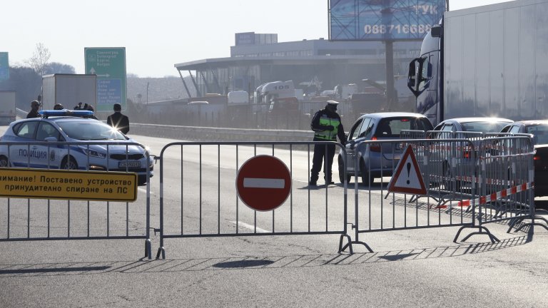 Километрични опашки от автомобили по изходите на София
